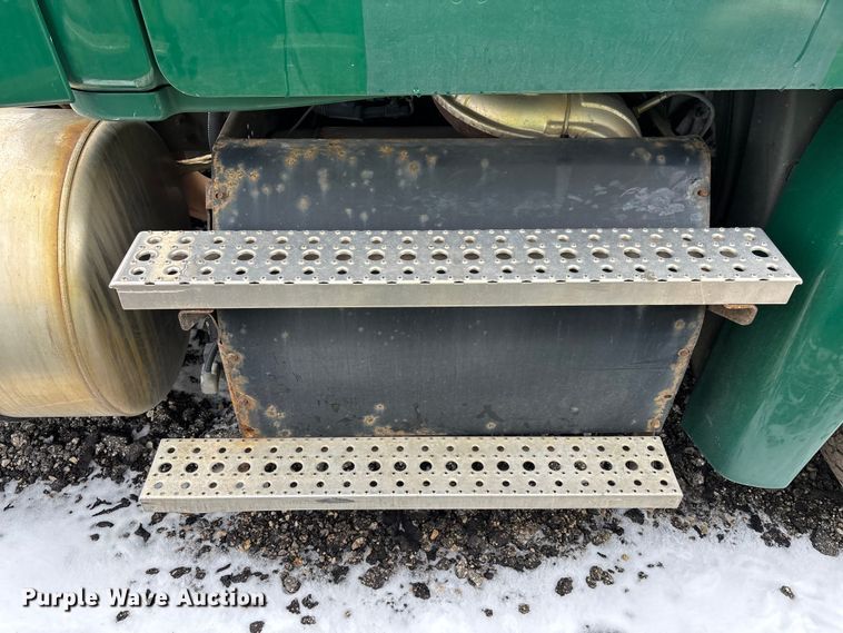 image for item YA2325 2017 Freightliner Cascadia 125 semi truck