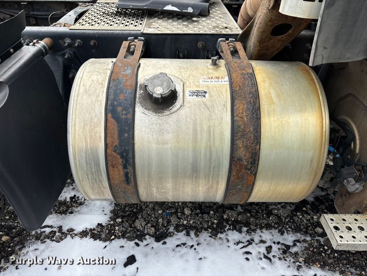 image for item YA2325 2017 Freightliner Cascadia 125 semi truck