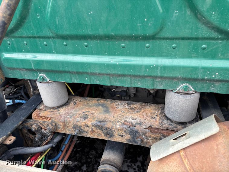 image for item YA2325 2017 Freightliner Cascadia 125 semi truck