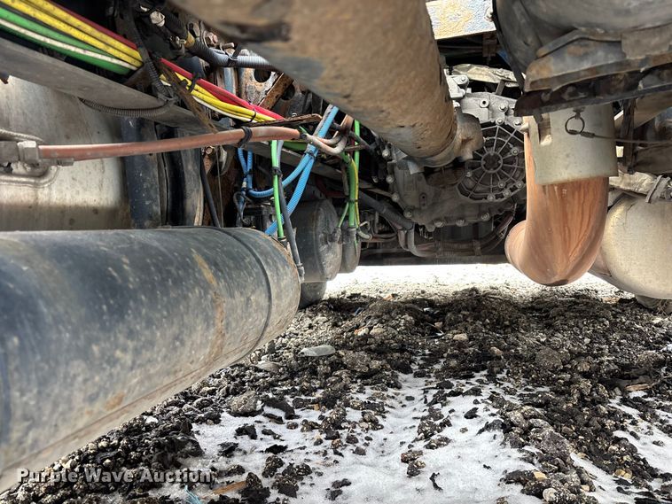 image for item YA2325 2017 Freightliner Cascadia 125 semi truck