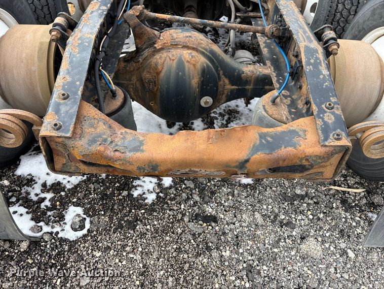 image for item YA2325 2017 Freightliner Cascadia 125 semi truck