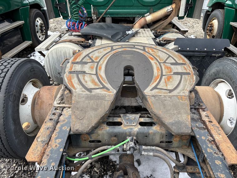 image for item YA2325 2017 Freightliner Cascadia 125 semi truck