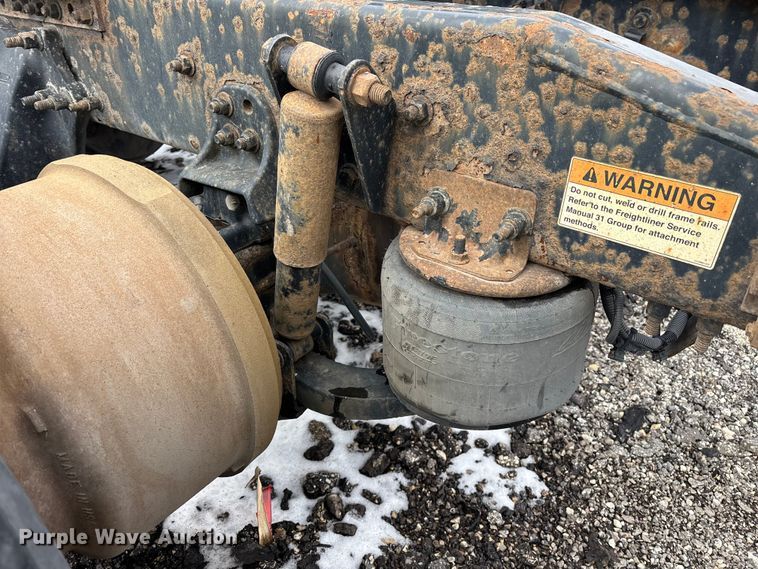 image for item YA2325 2017 Freightliner Cascadia 125 semi truck