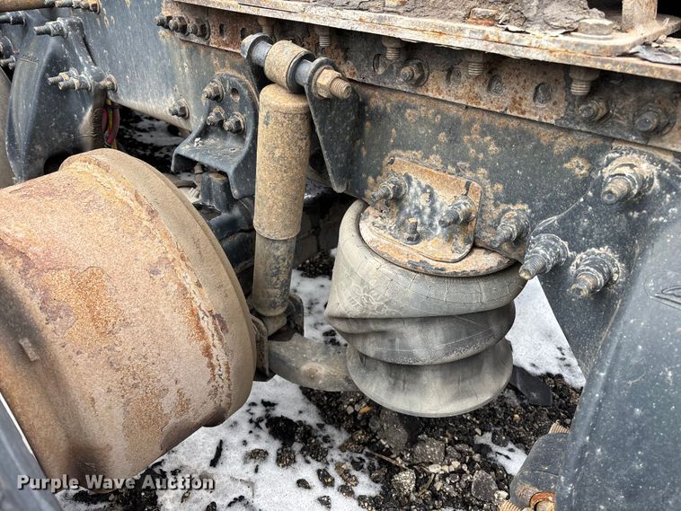 image for item YA2325 2017 Freightliner Cascadia 125 semi truck