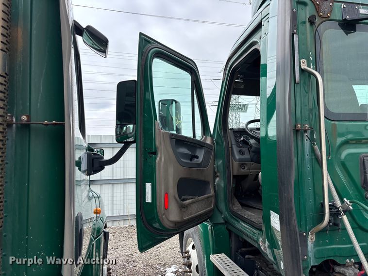 image for item YA2325 2017 Freightliner Cascadia 125 semi truck