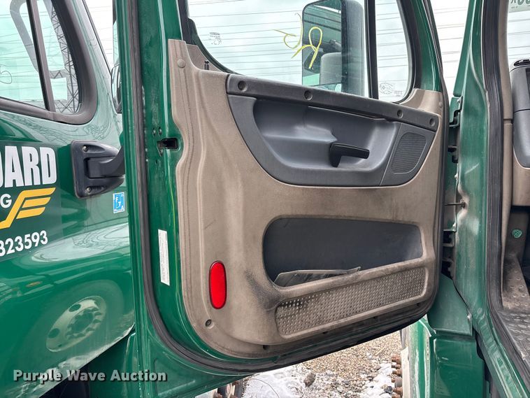 image for item YA2325 2017 Freightliner Cascadia 125 semi truck