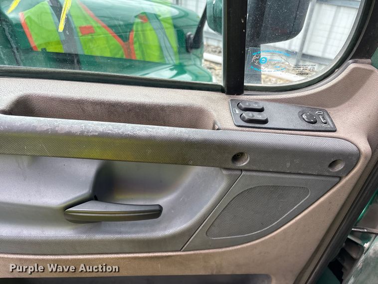 image for item YA2325 2017 Freightliner Cascadia 125 semi truck