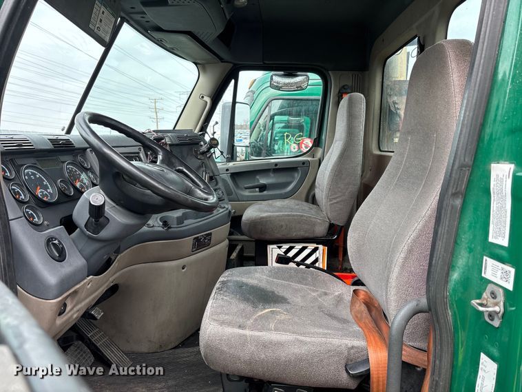 image for item YA2325 2017 Freightliner Cascadia 125 semi truck