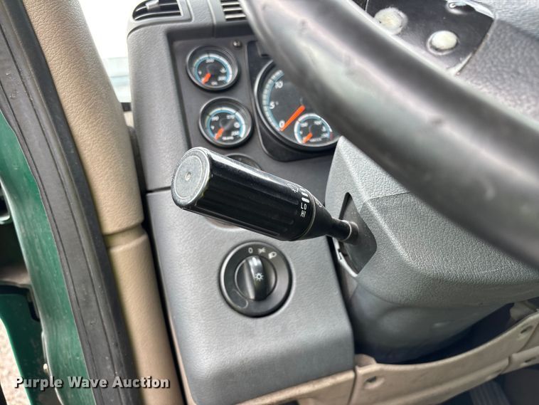 image for item YA2325 2017 Freightliner Cascadia 125 semi truck