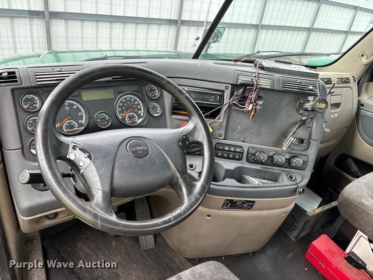 image for item YA2325 2017 Freightliner Cascadia 125 semi truck