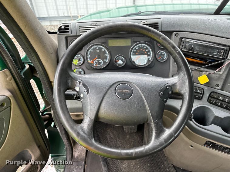 image for item YA2325 2017 Freightliner Cascadia 125 semi truck