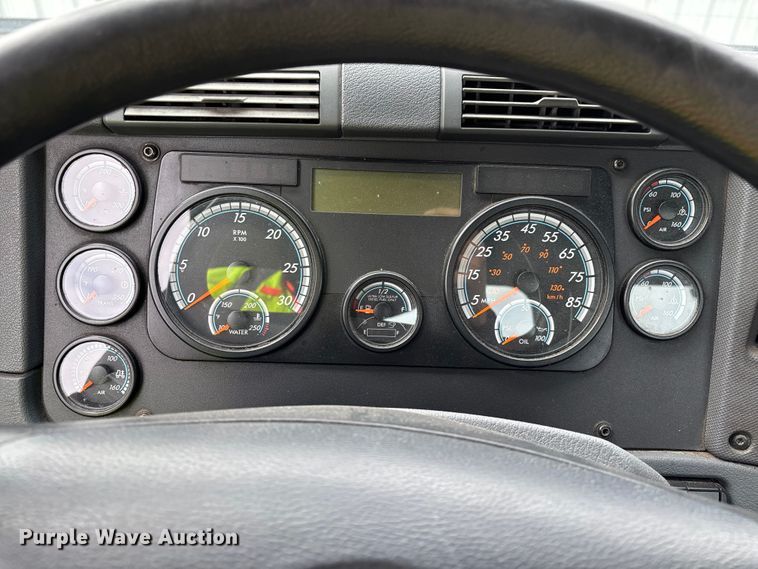 image for item YA2325 2017 Freightliner Cascadia 125 semi truck