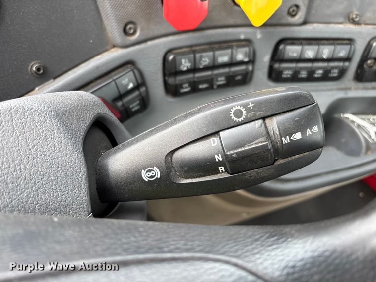 image for item YA2325 2017 Freightliner Cascadia 125 semi truck