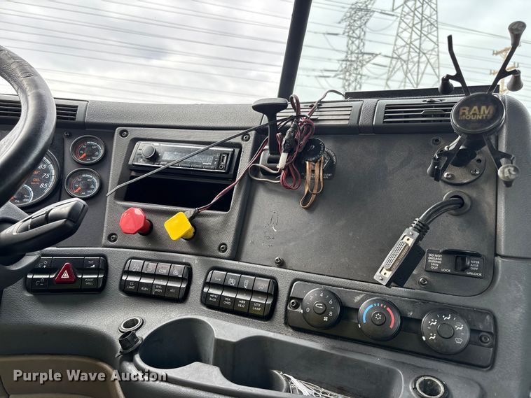 image for item YA2325 2017 Freightliner Cascadia 125 semi truck