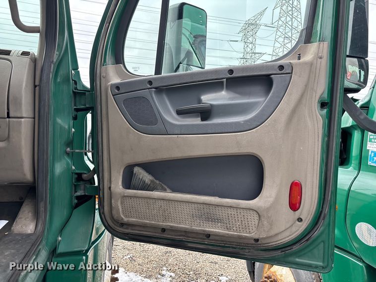 image for item YA2325 2017 Freightliner Cascadia 125 semi truck