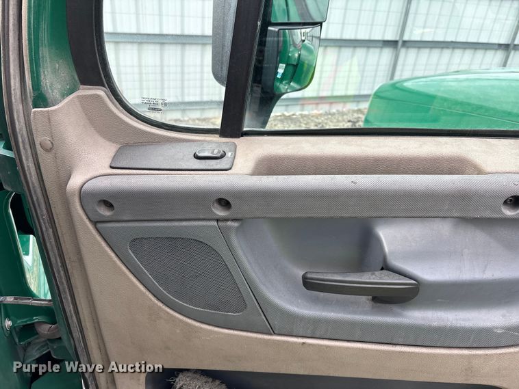 image for item YA2325 2017 Freightliner Cascadia 125 semi truck