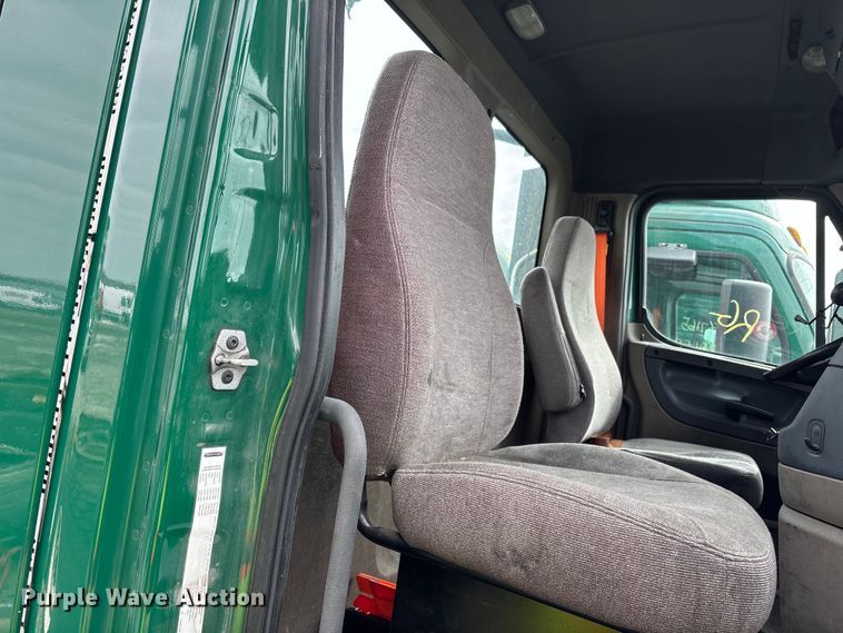 image for item YA2325 2017 Freightliner Cascadia 125 semi truck