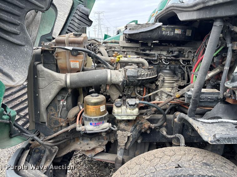 image for item YA2325 2017 Freightliner Cascadia 125 semi truck