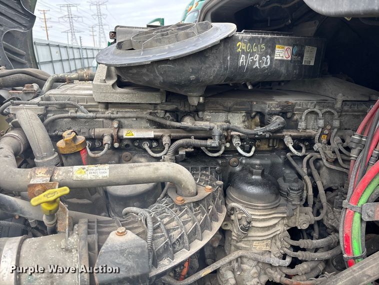 image for item YA2325 2017 Freightliner Cascadia 125 semi truck