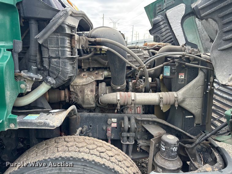 image for item YA2325 2017 Freightliner Cascadia 125 semi truck