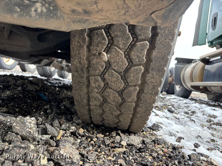 image for item YA2325 2017 Freightliner Cascadia 125 semi truck