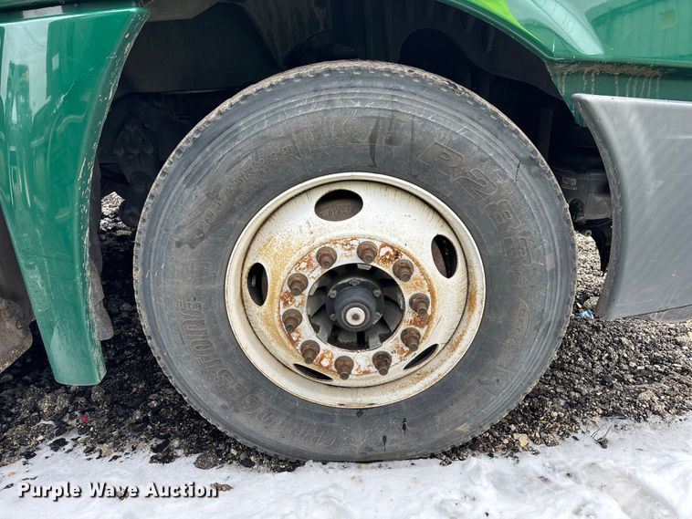 image for item YA2325 2017 Freightliner Cascadia 125 semi truck