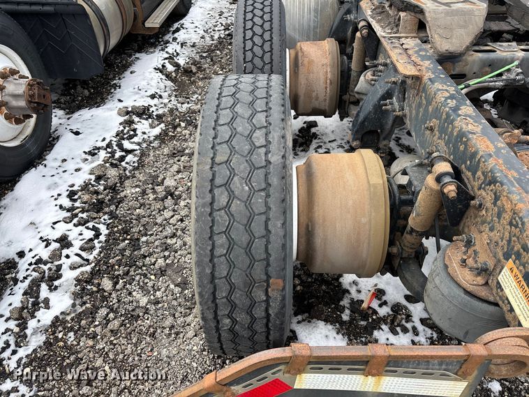 image for item YA2325 2017 Freightliner Cascadia 125 semi truck