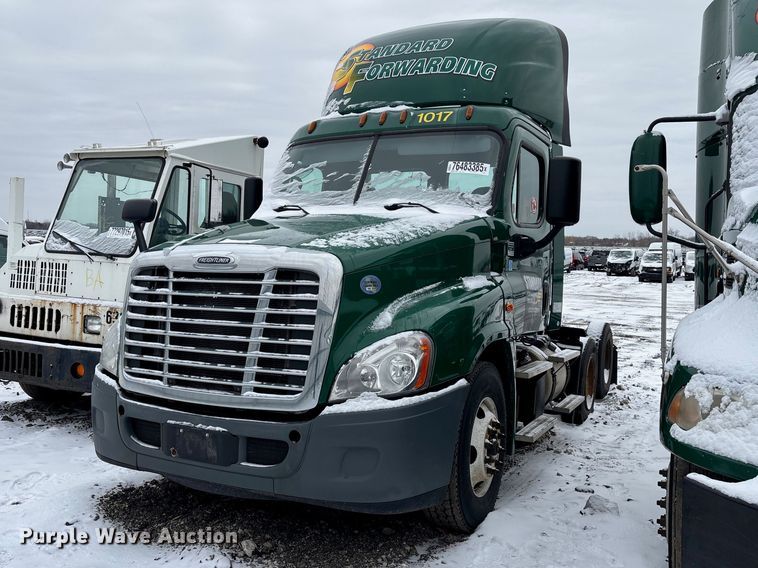 image for item YA2326 2017 Freightliner  Cascadia 125 semi truck