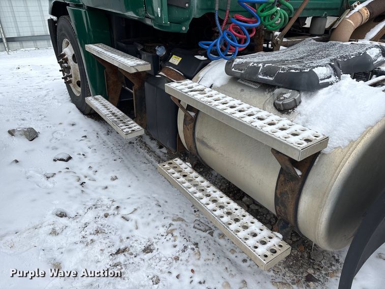 image for item YA2326 2017 Freightliner  Cascadia 125 semi truck