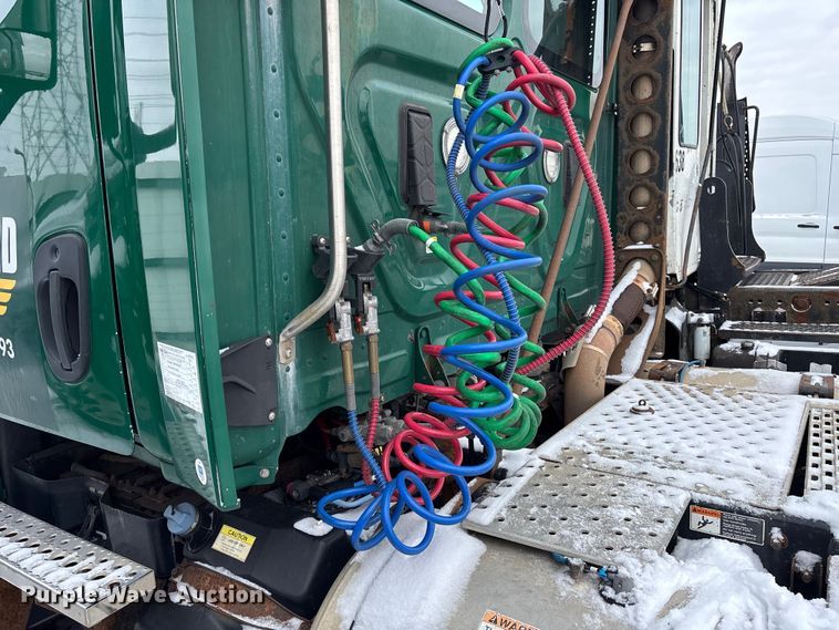 image for item YA2326 2017 Freightliner  Cascadia 125 semi truck