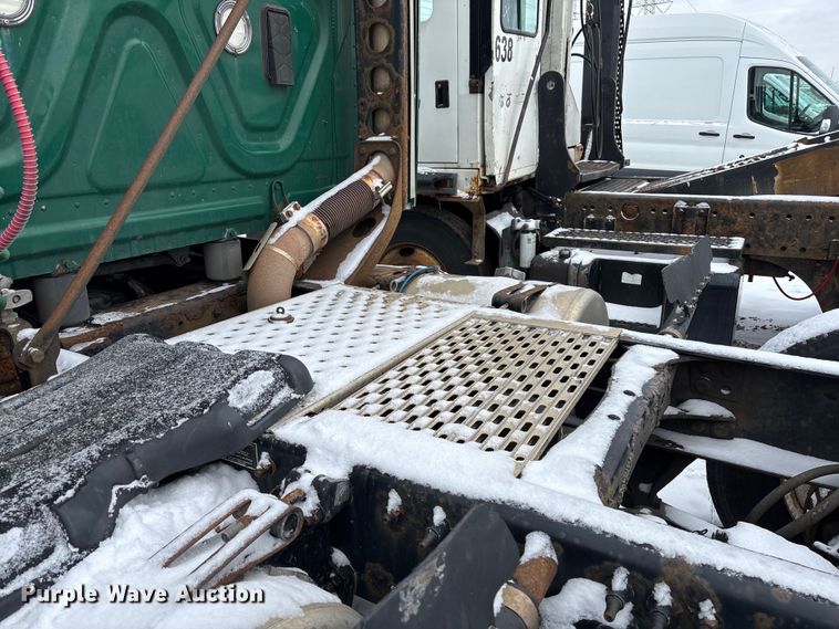 image for item YA2326 2017 Freightliner  Cascadia 125 semi truck