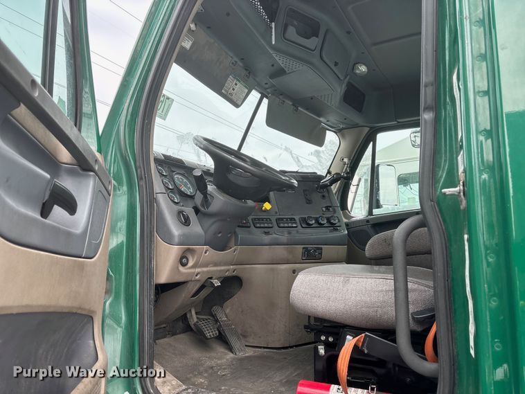 image for item YA2326 2017 Freightliner  Cascadia 125 semi truck