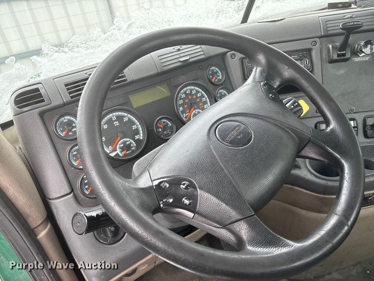 image for item YA2326 2017 Freightliner  Cascadia 125 semi truck