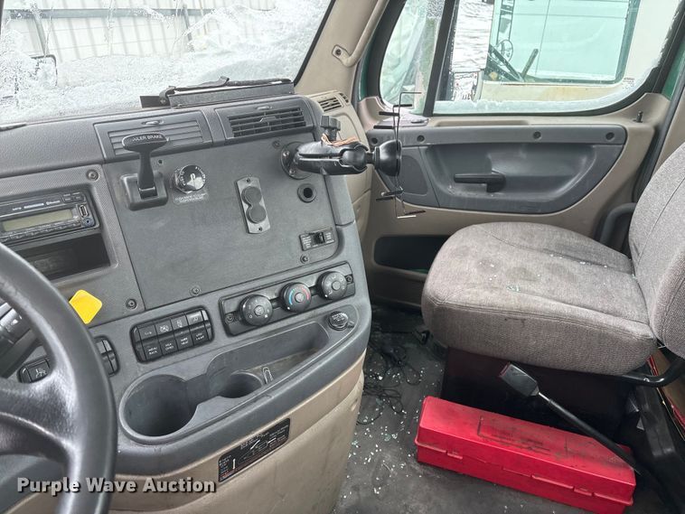 image for item YA2326 2017 Freightliner  Cascadia 125 semi truck