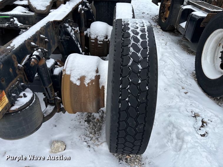 image for item YA2326 2017 Freightliner  Cascadia 125 semi truck