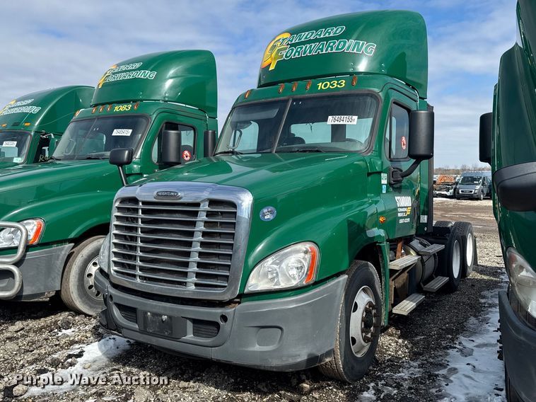 image for item YA2327 2017 Freightliner Cascadia 125 semi truck