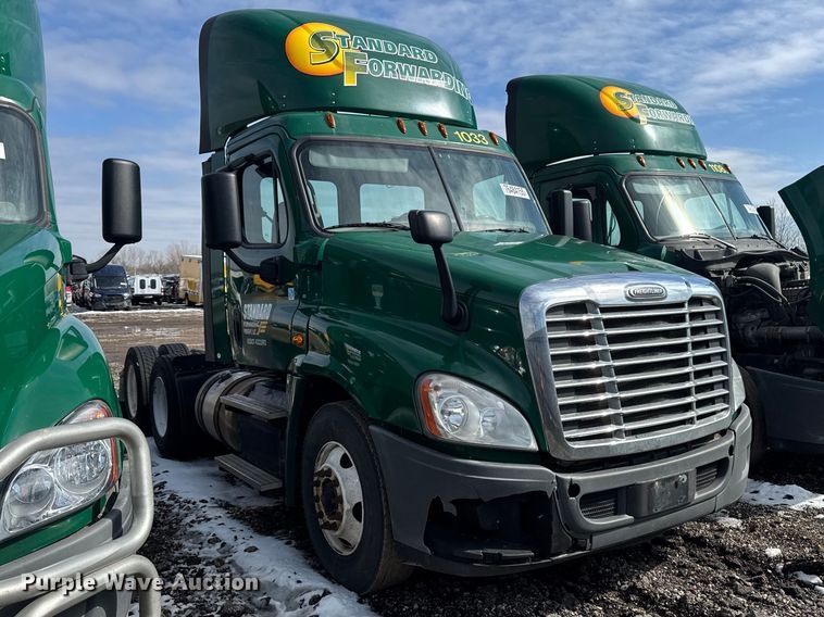 image for item YA2327 2017 Freightliner Cascadia 125 semi truck