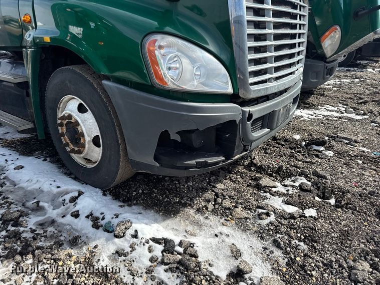 image for item YA2327 2017 Freightliner Cascadia 125 semi truck