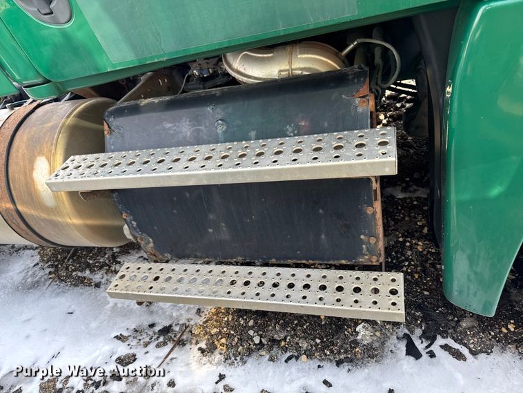 image for item YA2327 2017 Freightliner Cascadia 125 semi truck