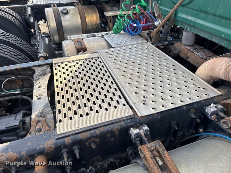 image for item YA2327 2017 Freightliner Cascadia 125 semi truck