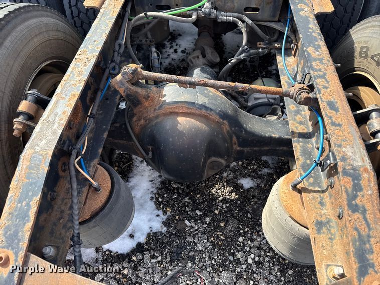 image for item YA2327 2017 Freightliner Cascadia 125 semi truck