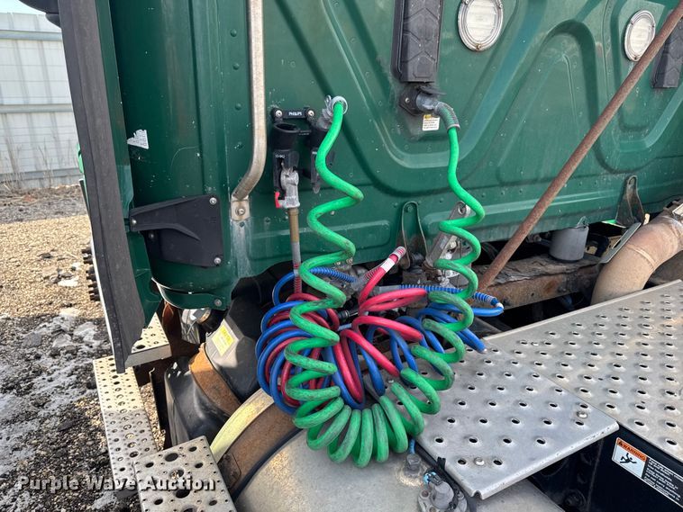 image for item YA2327 2017 Freightliner Cascadia 125 semi truck