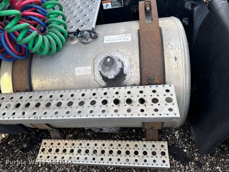 image for item YA2327 2017 Freightliner Cascadia 125 semi truck