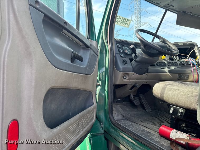 image for item YA2327 2017 Freightliner Cascadia 125 semi truck