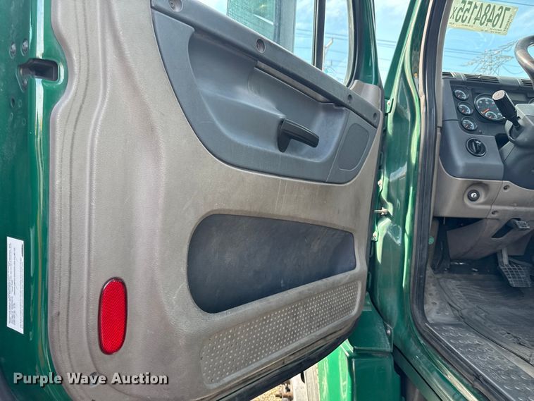 image for item YA2327 2017 Freightliner Cascadia 125 semi truck