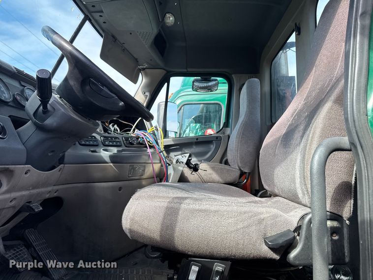 image for item YA2327 2017 Freightliner Cascadia 125 semi truck