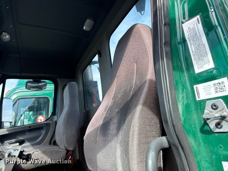 image for item YA2327 2017 Freightliner Cascadia 125 semi truck