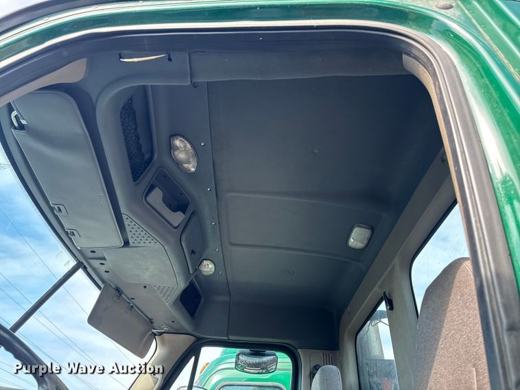 image for item YA2327 2017 Freightliner Cascadia 125 semi truck