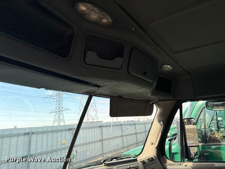 image for item YA2327 2017 Freightliner Cascadia 125 semi truck