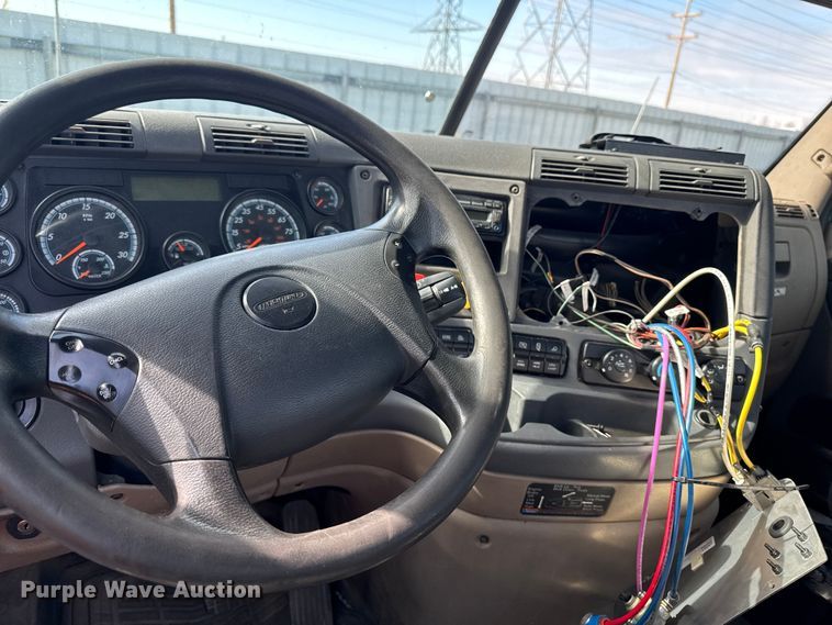 image for item YA2327 2017 Freightliner Cascadia 125 semi truck